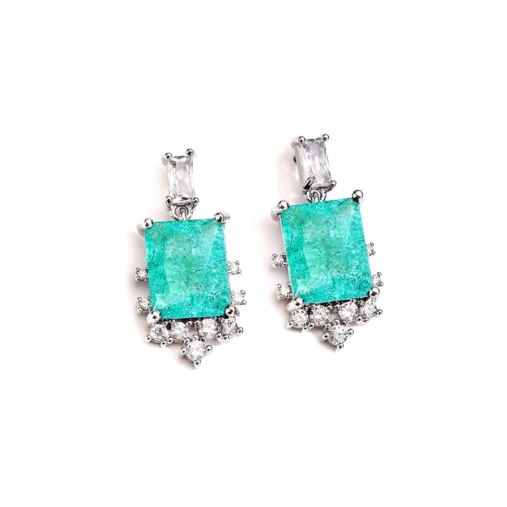 Sierlijke oorbellen met vierkant geslepen kristal in aqua blauw