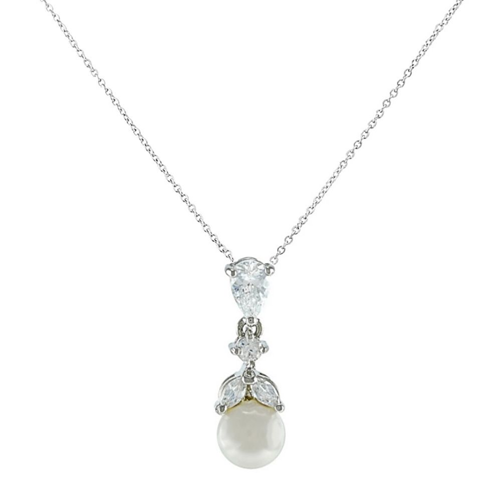Zilverkleurige ketting met parel aan een hanger met kleine blaadjes van zirkonia