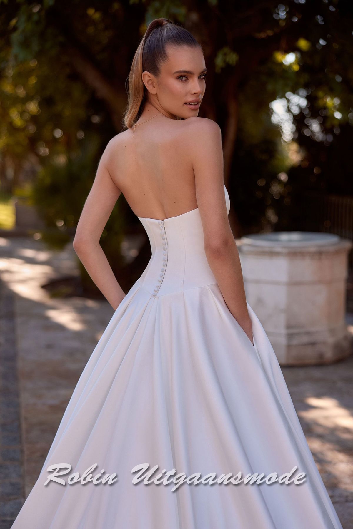 Rugkant van de Strapless trouwjurk met lage taille, een A-lijn rok met verborgen zakken en kathedraal sleep