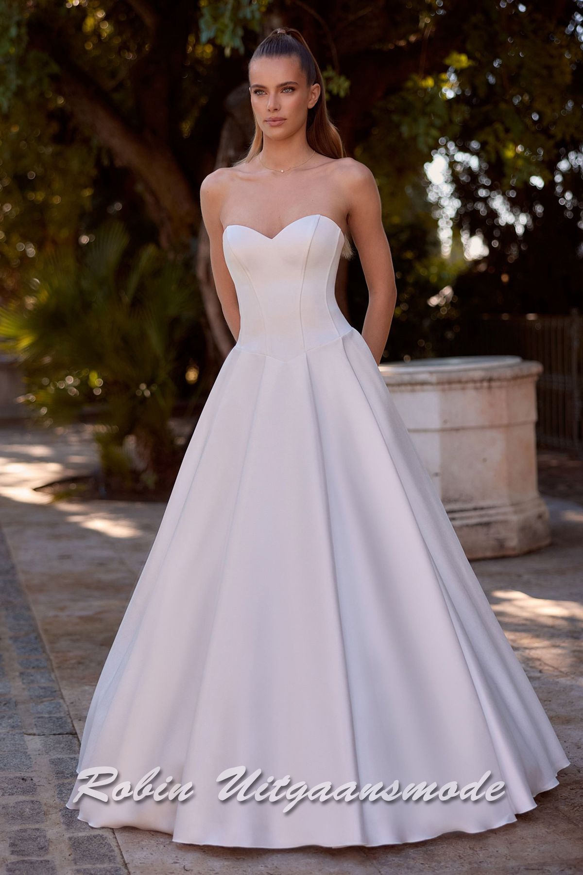 Strapless trouwjurk met lage taille, een A-lijn rok met verborgen zakken en kathedraal sleep