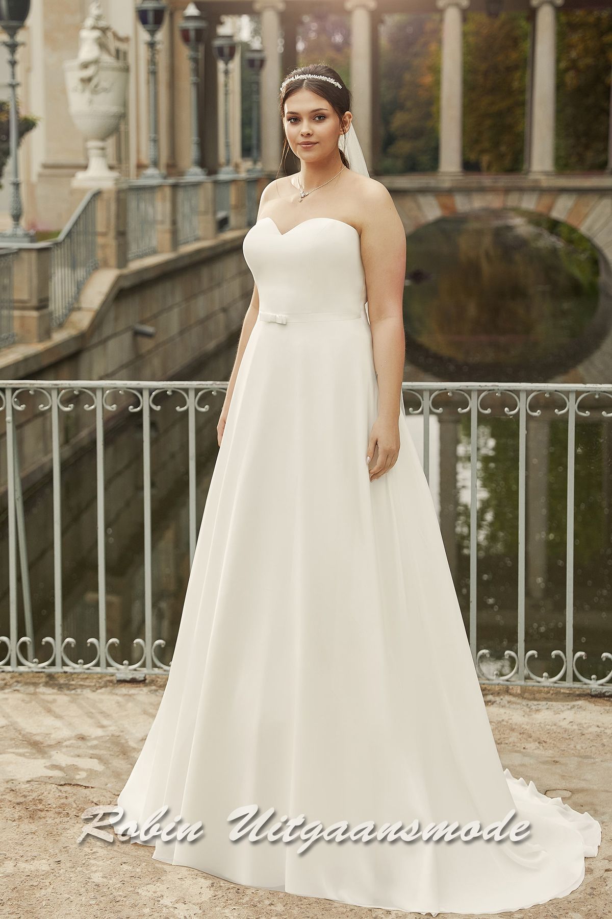 Plus size trouwjurk met strapless lijfje, een sweetheart halslijn en een A-lijn rok met kleine sleep