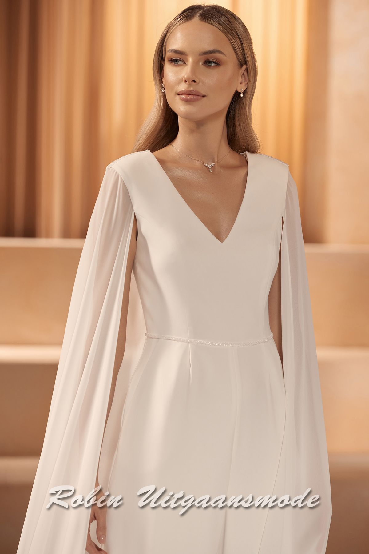 Close-up van de Bruid jumpsuit met V-hals en lange cape-mouwen