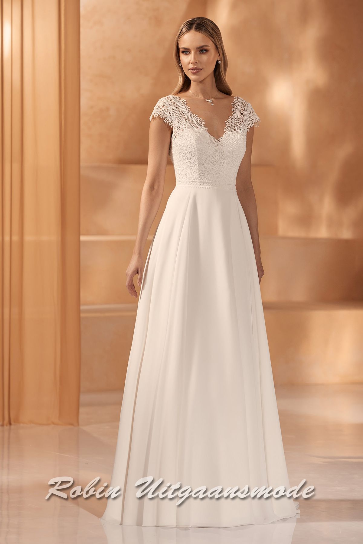 Liefelijke trouwjurk met kanten V-hals, bedekte schouders met kleine mouwtjes en een chiffon rok met sleep