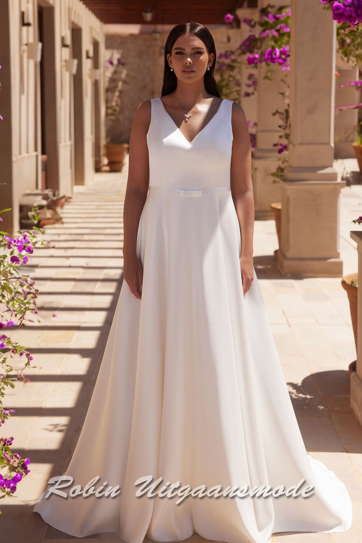 Eenvoudige plus size trouwjurk met V-hals, brede schouderbanden, smalle ceintuur en A-lijn rok met sleep