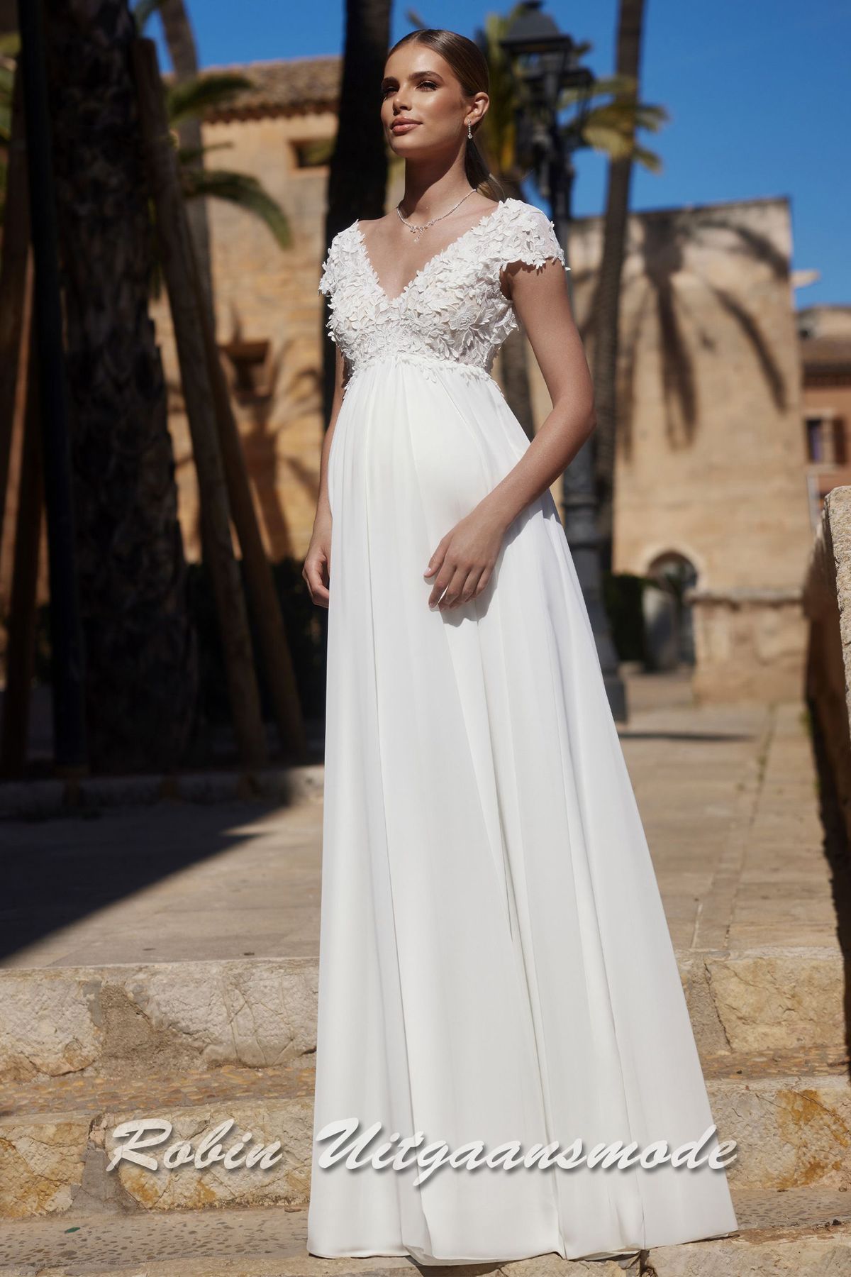 Zwangerschapstrouwjurk met bloemen patroon versierd kant lijf, kapmouwtjes en een chiffon rok