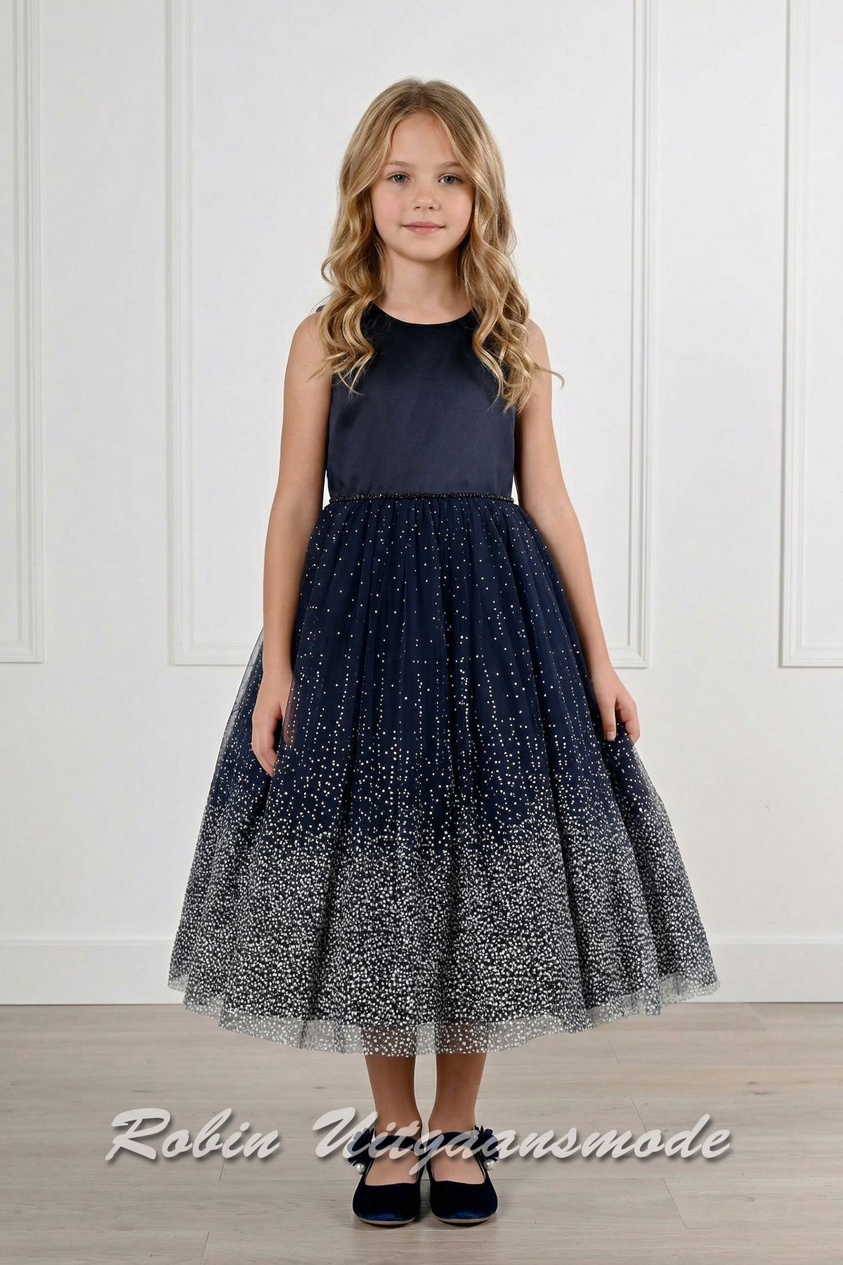Navy blauwe meisjesjurk met wijd uitlopende rok en witte stippen in een waterval patroon