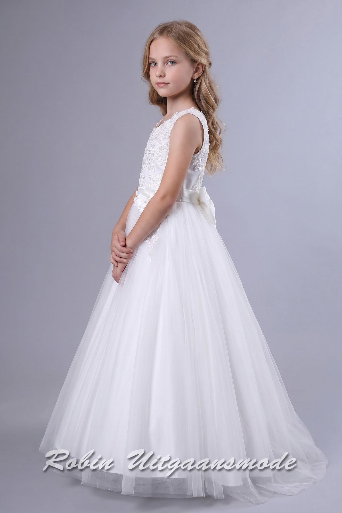 Zijaanzicht van de Bloemenmeisjesjurk met kanten lijfje, petticoat rok met tule toplaag en een grote strik op de rug