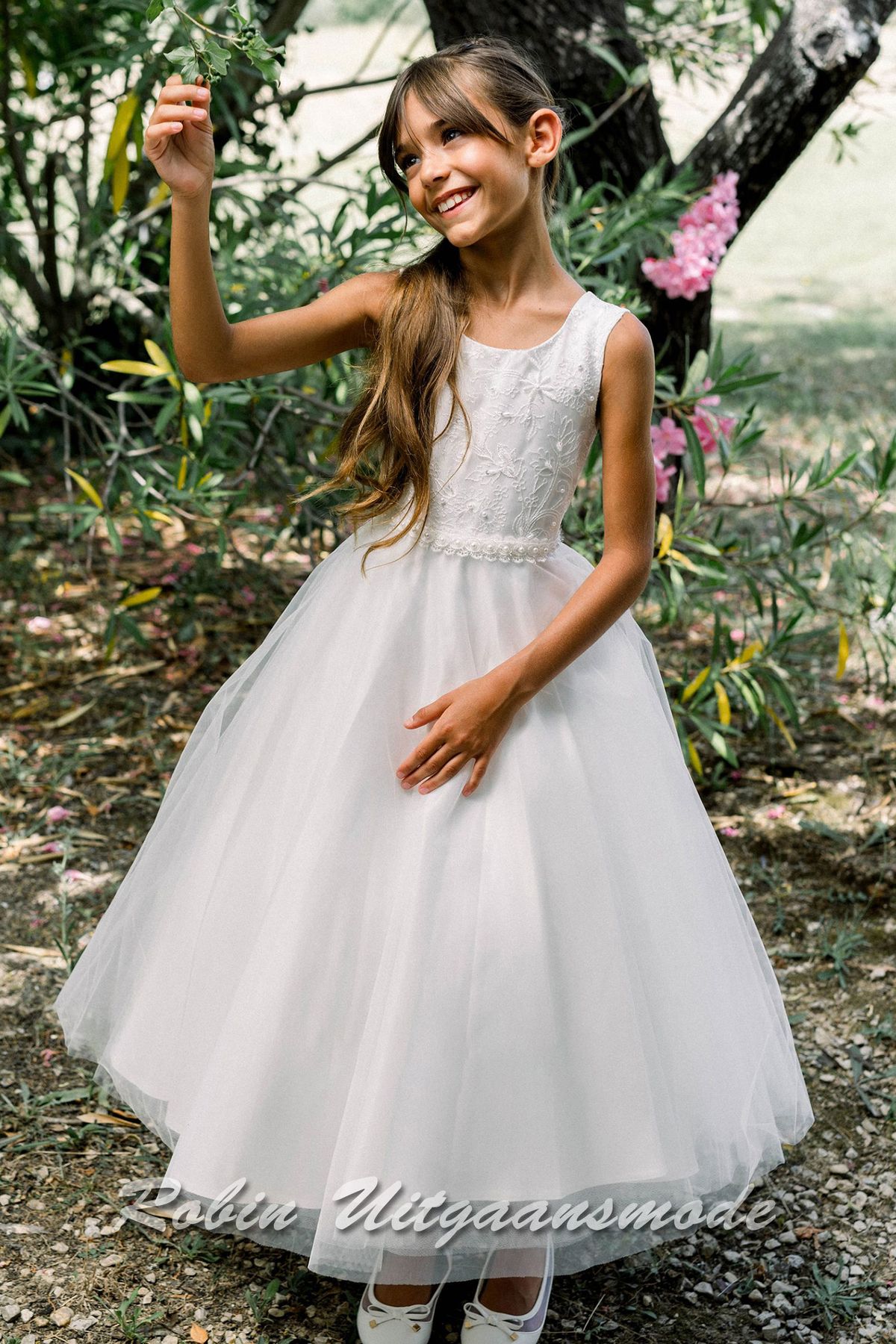 Ivoorkleurig bloemenmeisjes jurk met versierd lijfje door de bloemen applicaties en kraaltjes, ronde halslijn en wijde rok