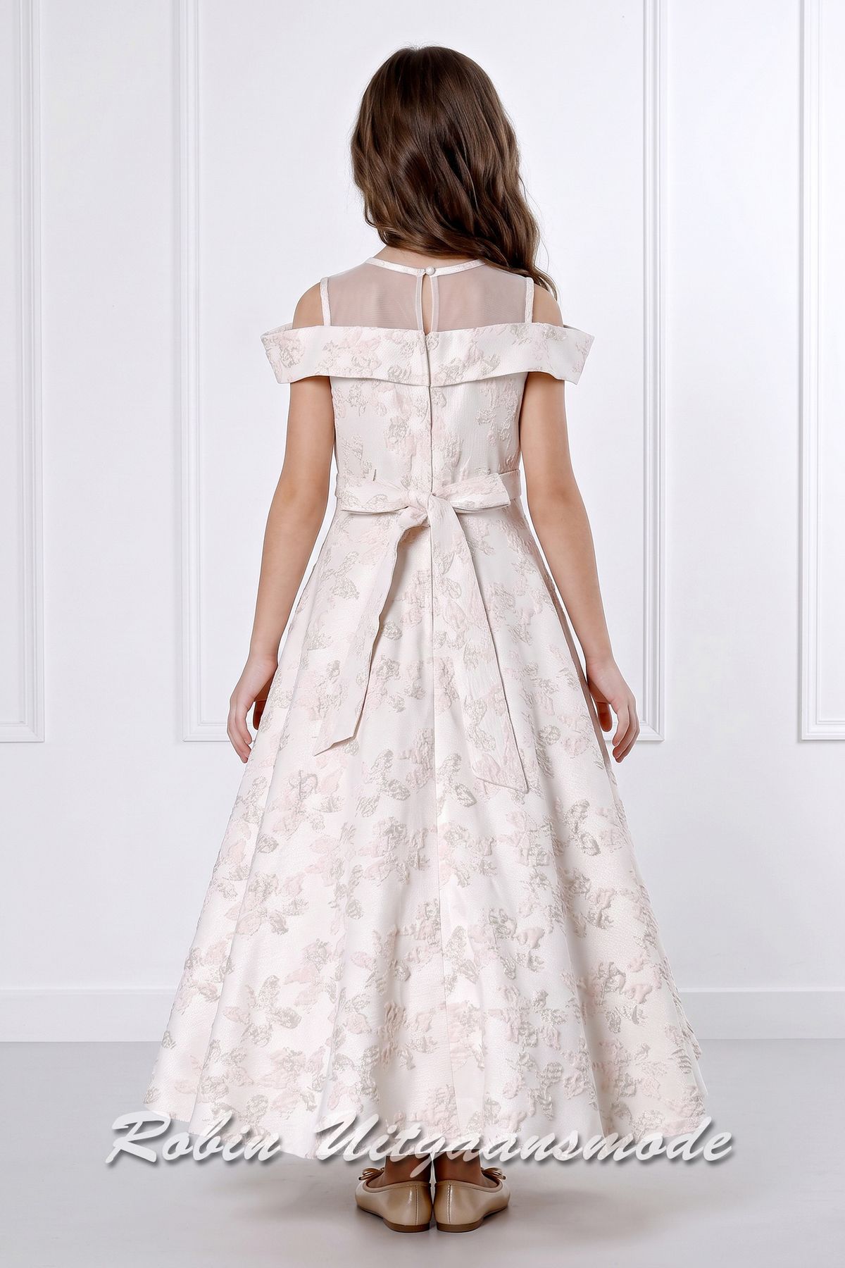 Achterzijde van de Off-shoulder bruidsmeisjes jurk met fleurige applicaties