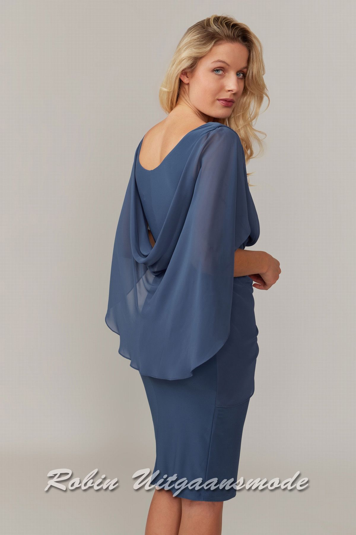 Achterkant van de teal Avondjurk met korte rok, boothals en cape-shaped mouwen