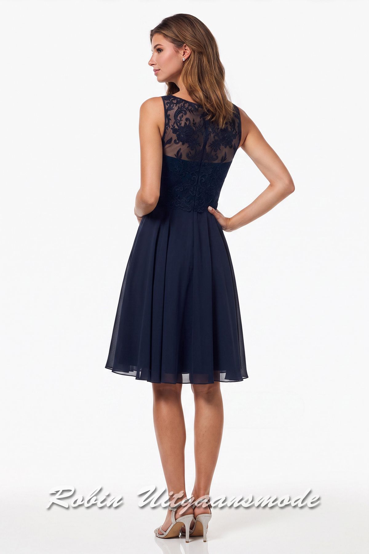 Achterkant van de Korte navy blauwe avondjurk met kanten lijfje, een boothalslijn, blote schouders en een chiffon rok tot op de knie