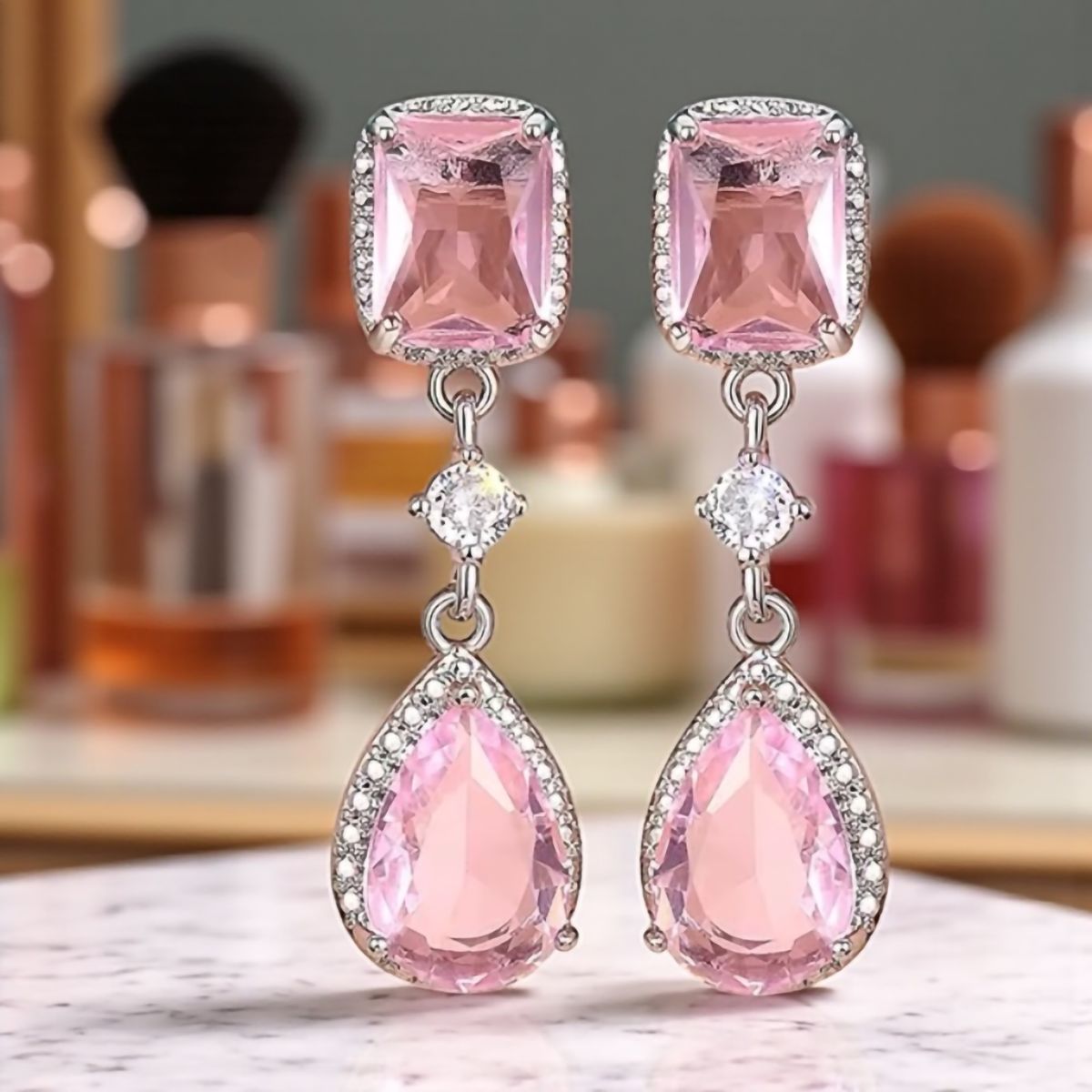 Sprankelende roze oorbellen met zirkonia kristallen, op een standaard