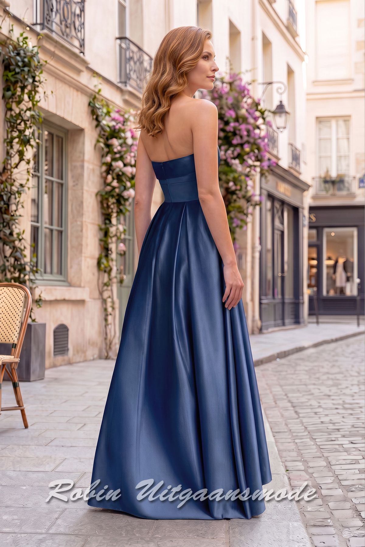 Achterkant van de Donkerblauwe strapless avondjurk met een soft mikado A-lijn rok, rechte bustelijn en brede tailleband