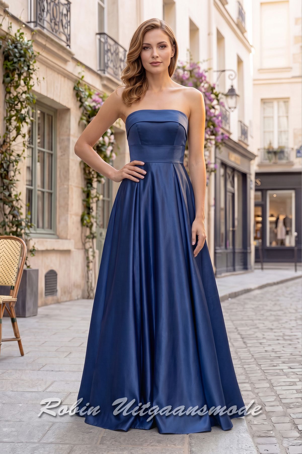 Donkerblauwe strapless avondjurk met een soft mikado A-lijn rok, rechte bustelijn en brede tailleband