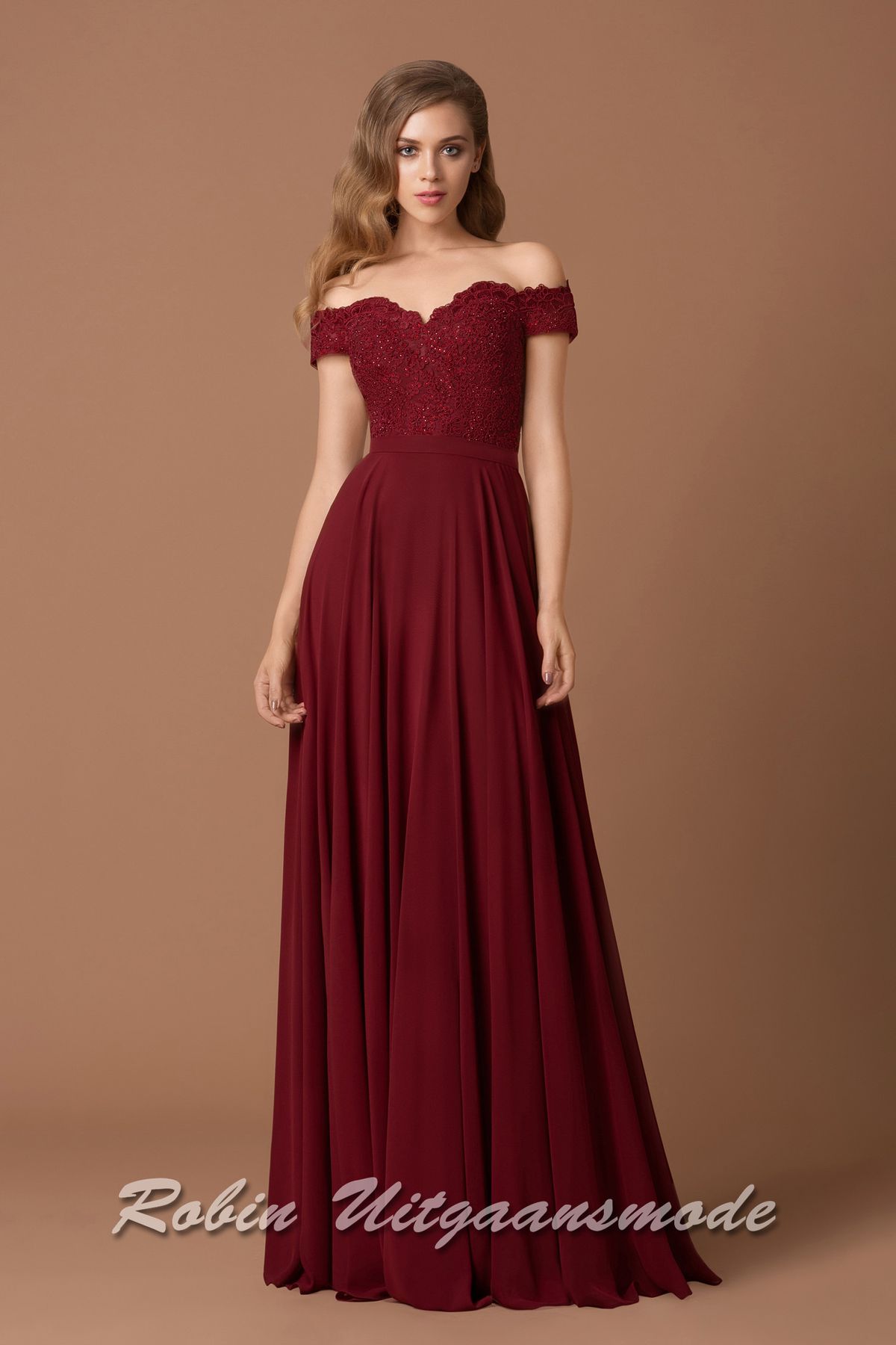 Off-shoulder galajurk met hartvormige kanten lijfje, vetersluiting op de rug en chiffon rok