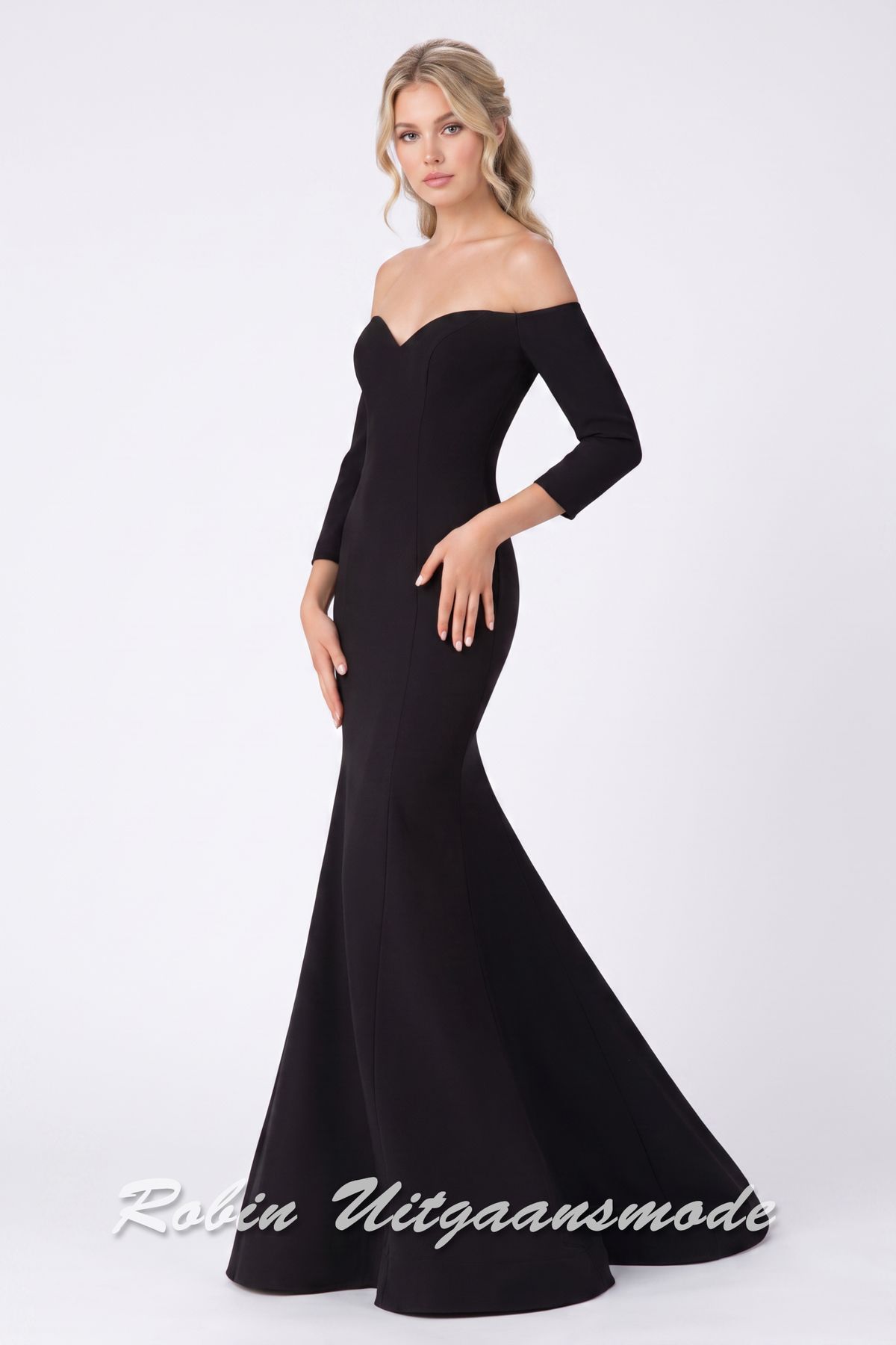 Strapless zwarte galajurk met hartvormige bustelijn, driekwart lange mouwen en een zeemeermin rok