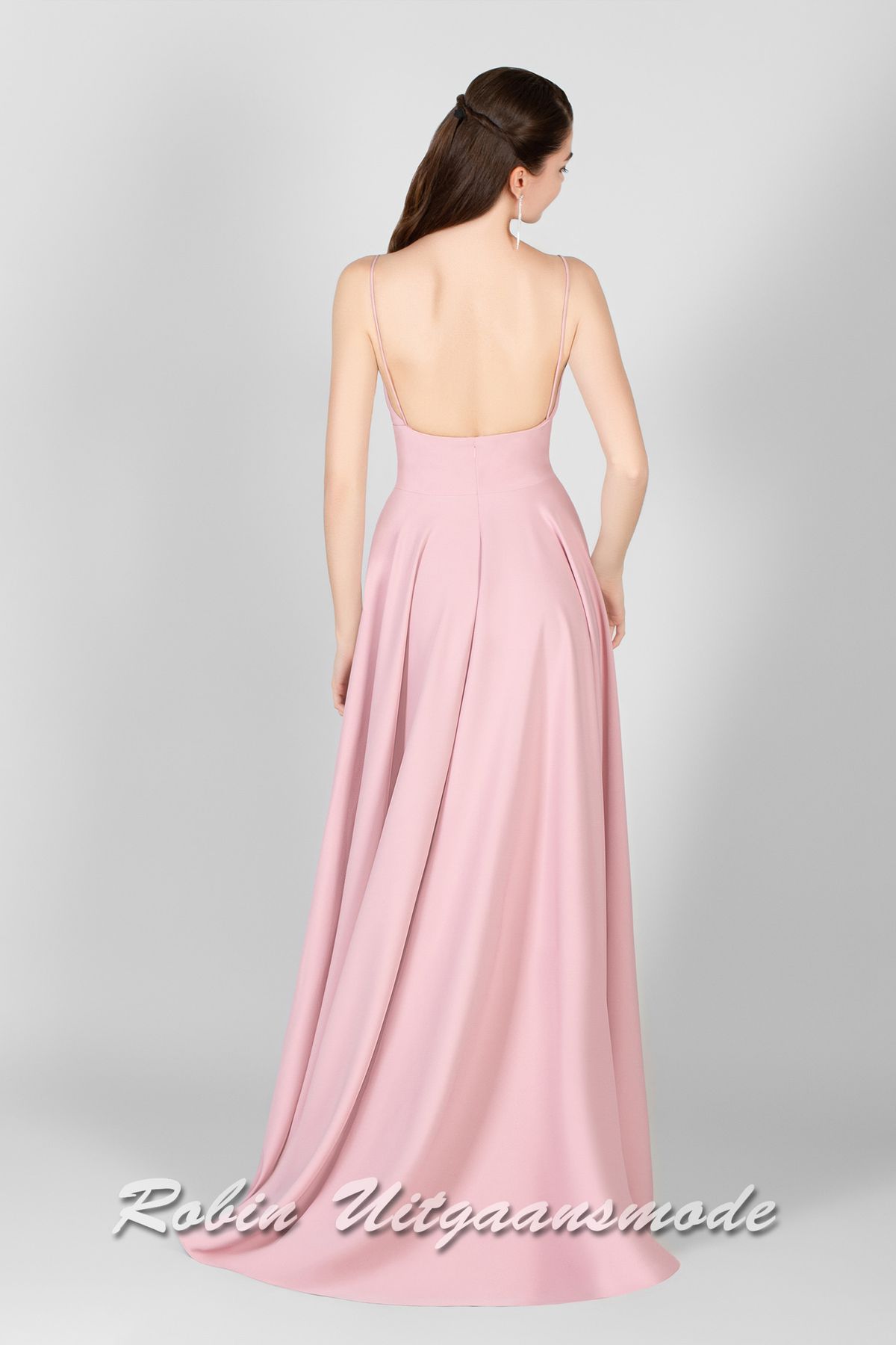 Halfopen rug van de stijlvolle dusty-rose galajurk met vrouwelijke V-hals, smalle bandjes, open rug en hoge split