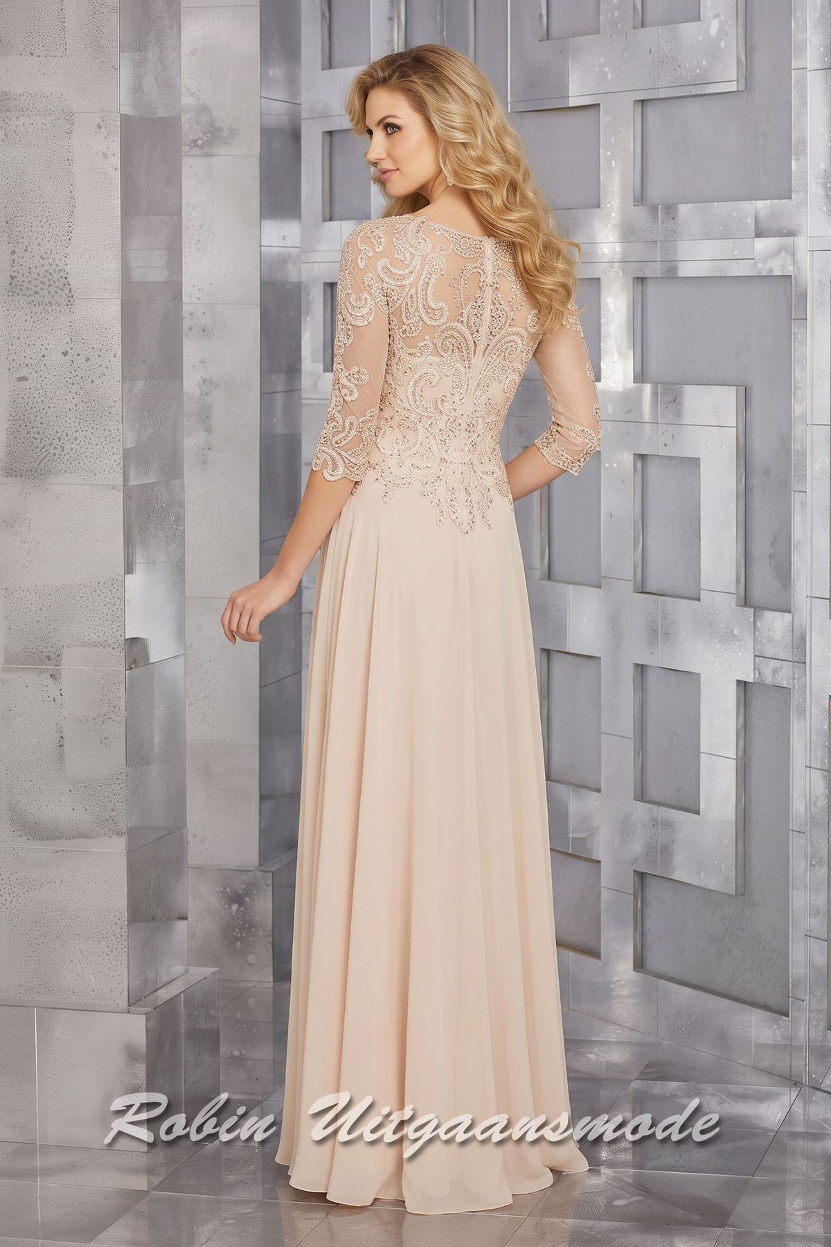 Achterkant van de Champagne avondjurk met driekwart lange mouwen, boothals, een geborduurd lijfje met kristallen en een chiffon rok