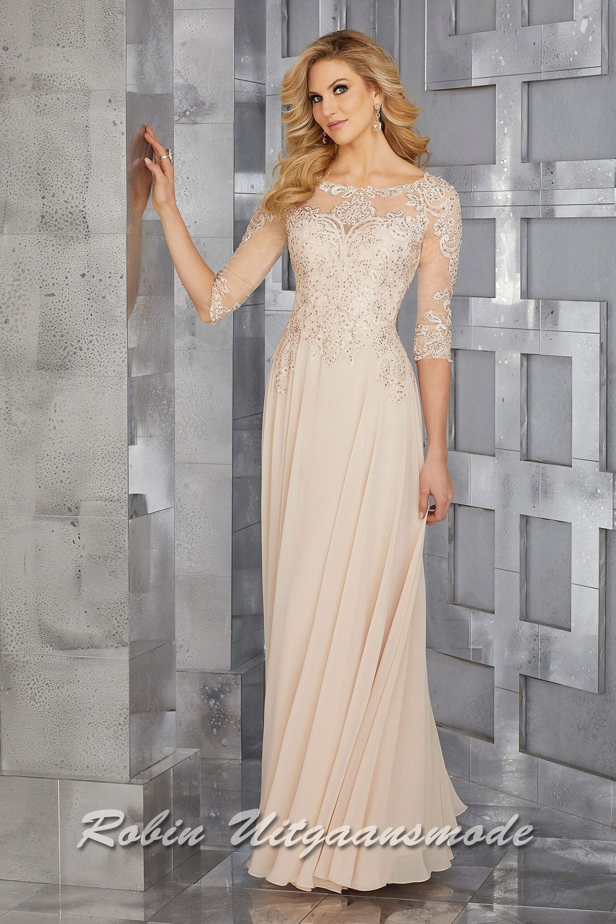 Champagne avondjurk met driekwart lange mouwen, boothals, een geborduurd lijfje met kristallen en een chiffon rok