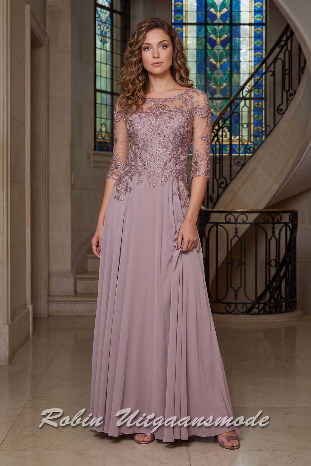 Dusty rose avondjurk met driekwart lange mouwen, boothals, een geborduurd lijfje met kristallen en een chiffon rok
