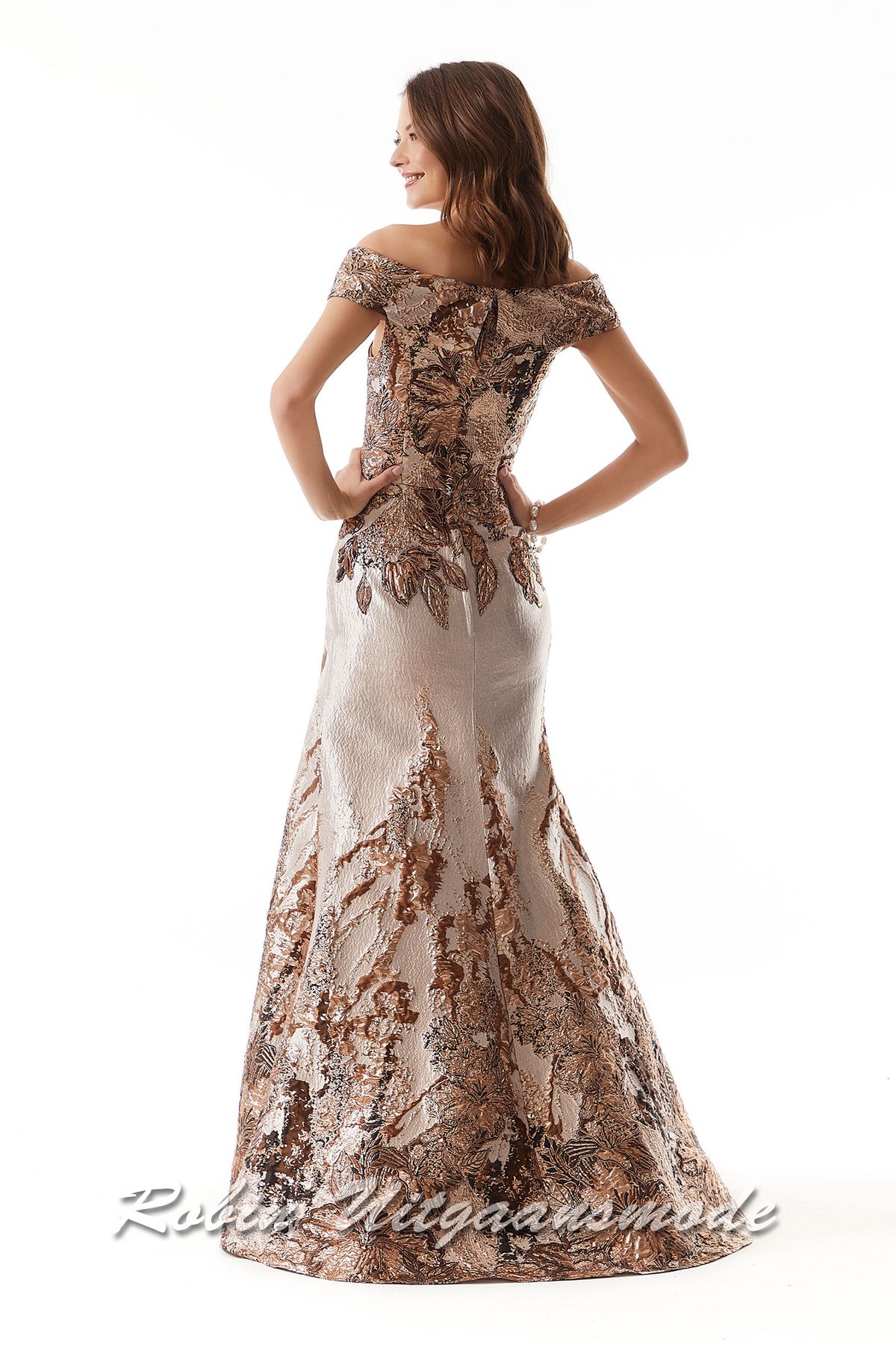 Achterkant van de rose gouden Avondjurk met off-shoulder halslijn en gedrapeerde omslag rok