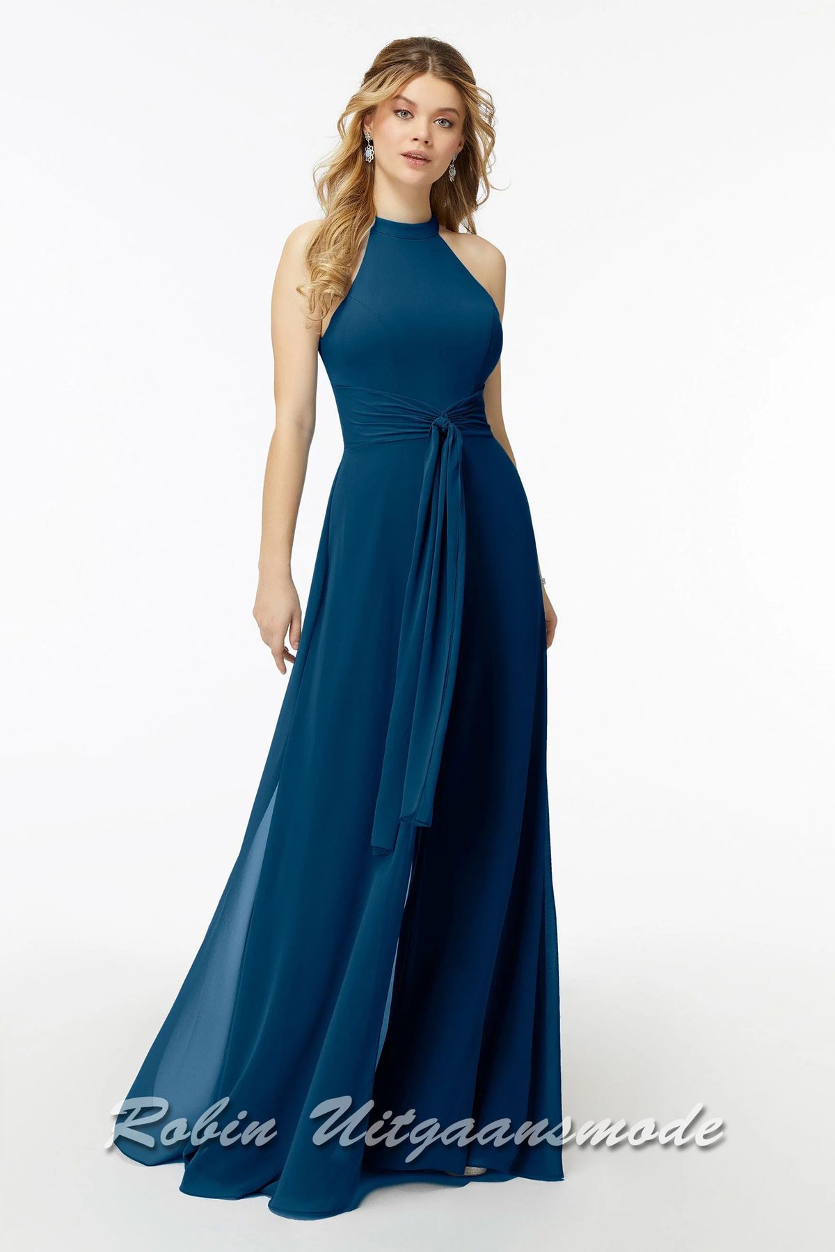 Saffierblauwe Gala broekpak van chiffon met een hoge haltersluiting, wijde pijpen en sjerp tailleband