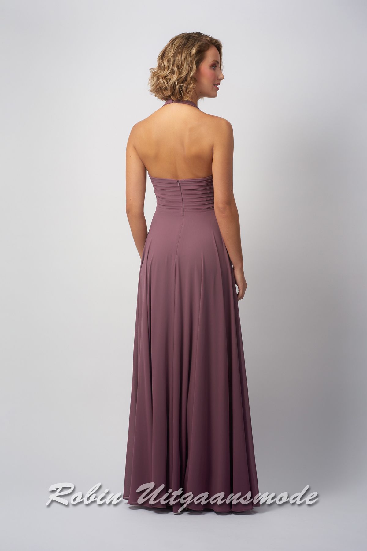 Achterkant van de Amethist halter avondjurk met V-hals, een geplooide taille en sluikvallende chiffon rok tot op de grond