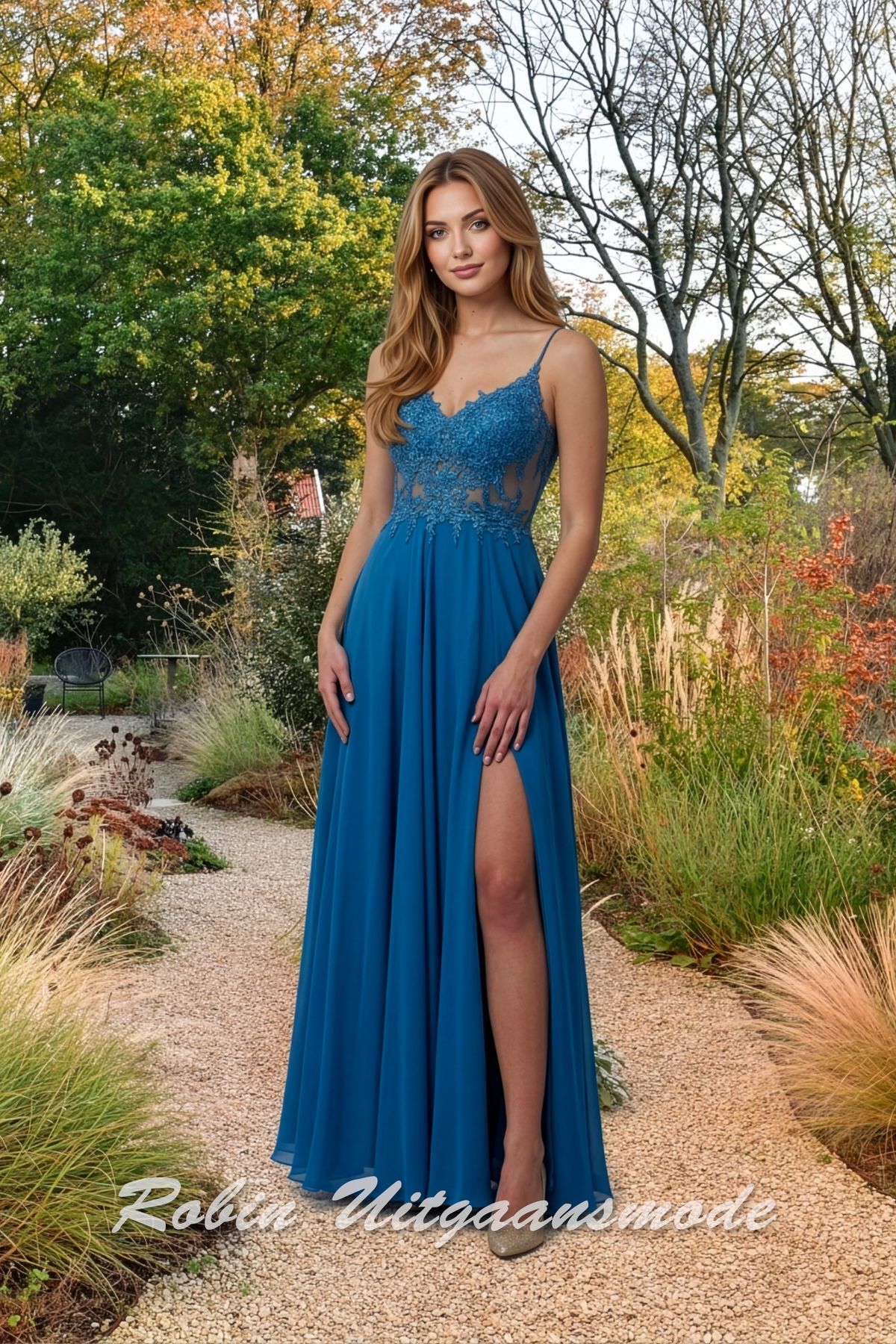 Staalblauwe avondjurk met heartshape kanten lijfje, smalle bandjes, semi transparante taille en een chiffon rok met plooien en verborgen split