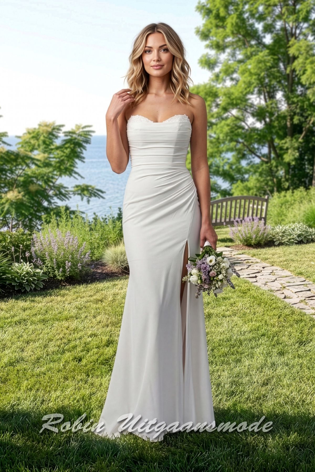 Strapless trouwjurk met strak geplooid lijfje, een heartshape buste afgewerkt met kleine kralen en hoge split