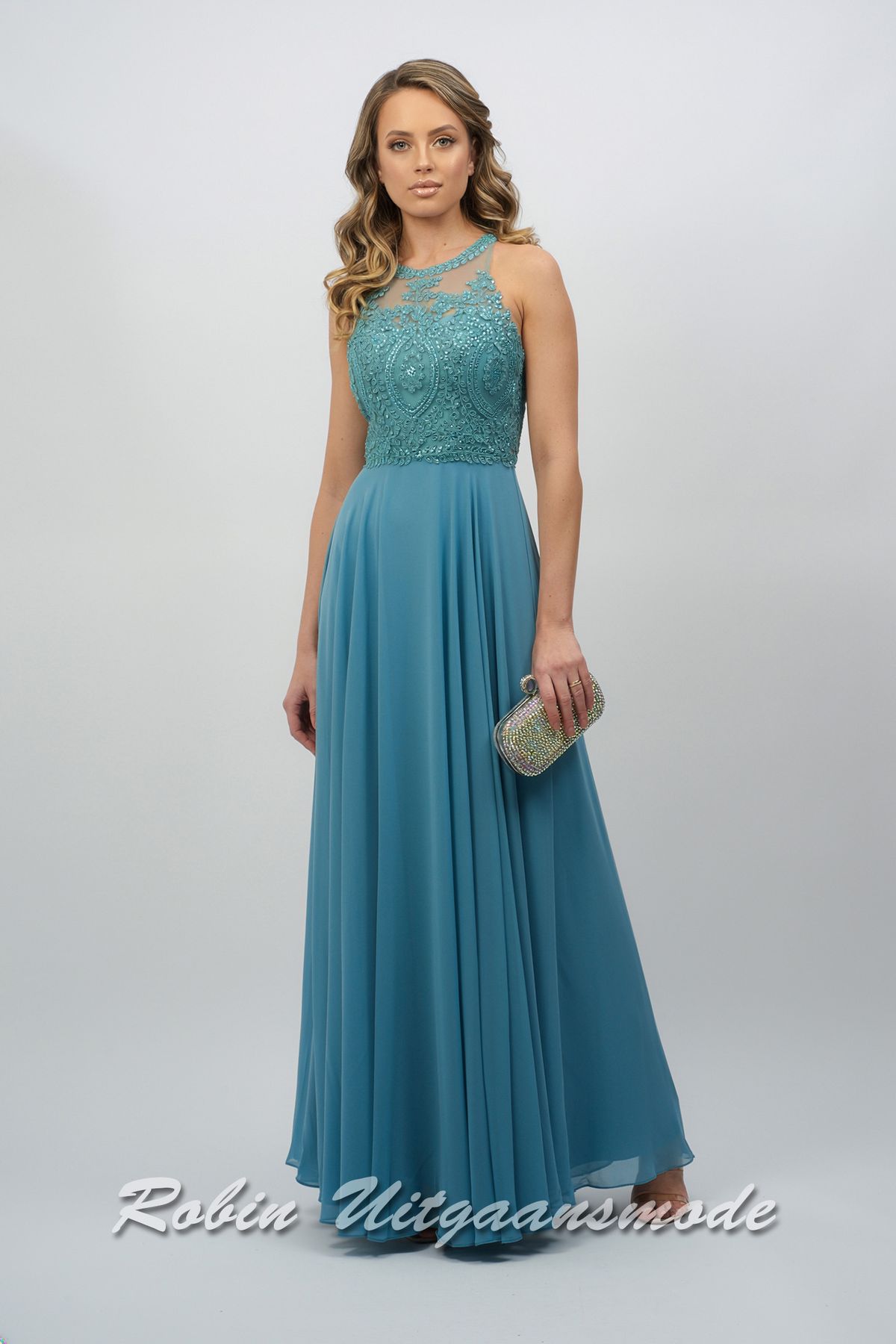 Dauwblauwe avondjurk met kanten halter top royaal is versierd met prachtige kralen, blote schouders en sluikvallende chiffon rok tot op de grond