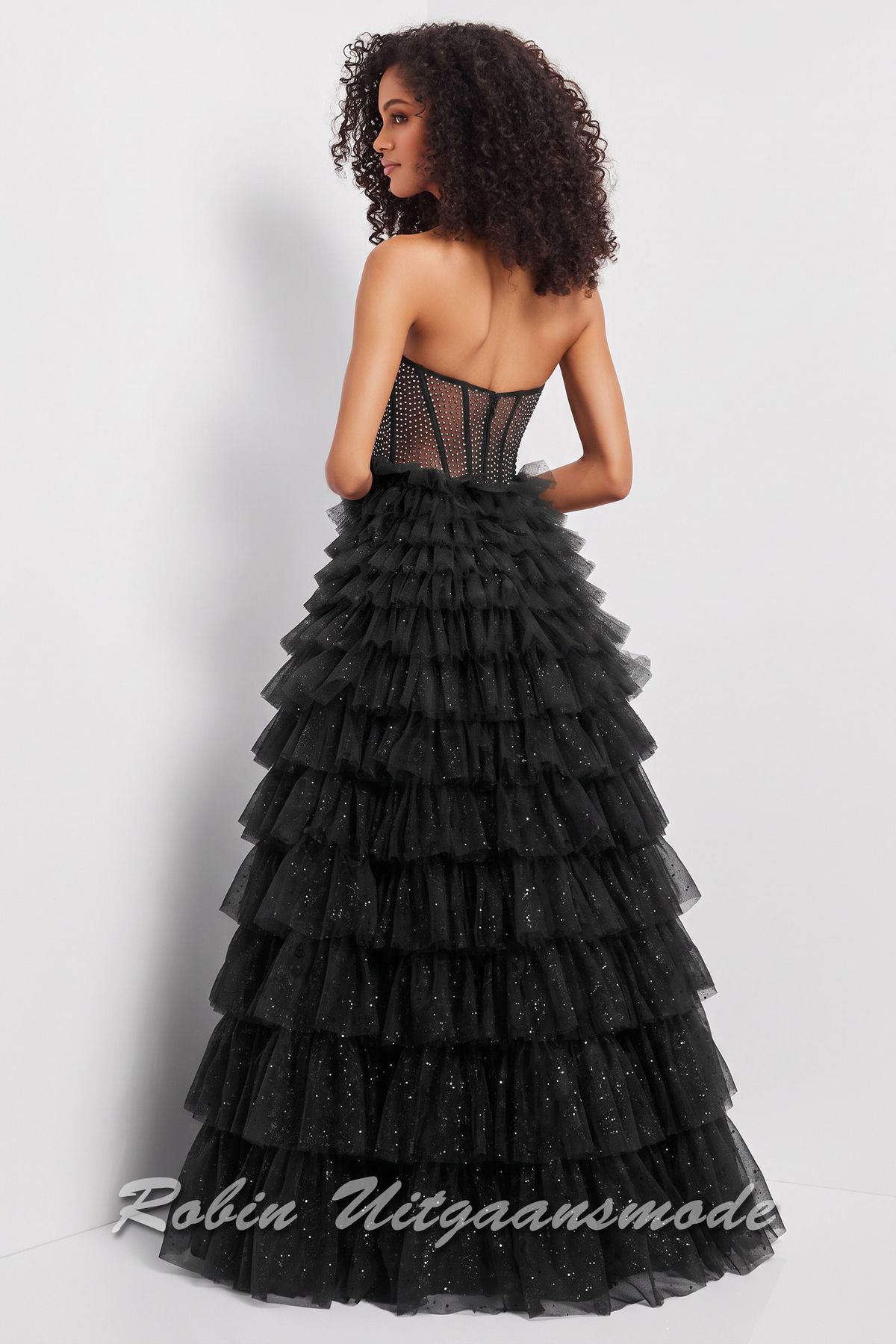 Achterkant van de Zwarte Galajurk met strapless glitter top heartshape bustelijn en tule laagjes rok met extra schittering