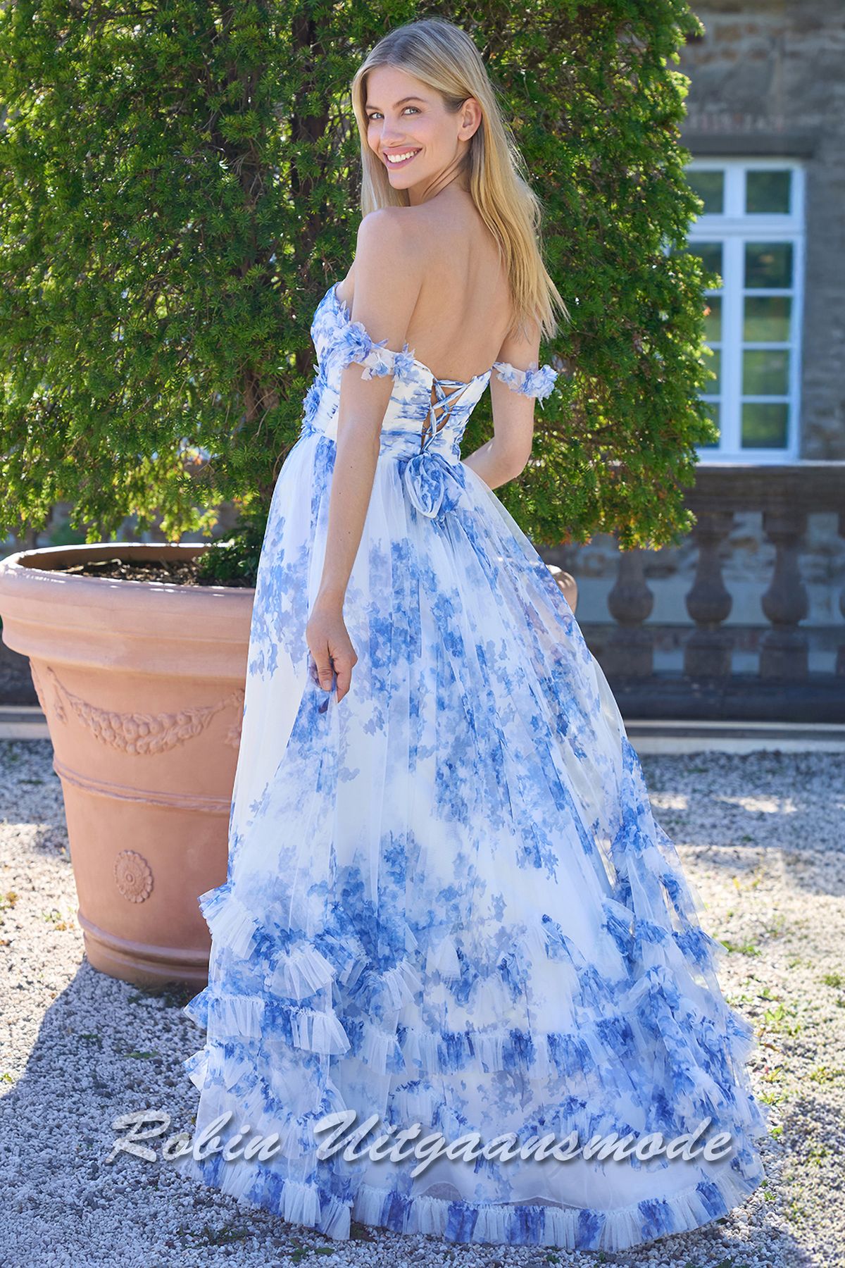 Achterkant van de blauw-ivoren Off-shoulder galajurk met heartshape halslijn en hoge split