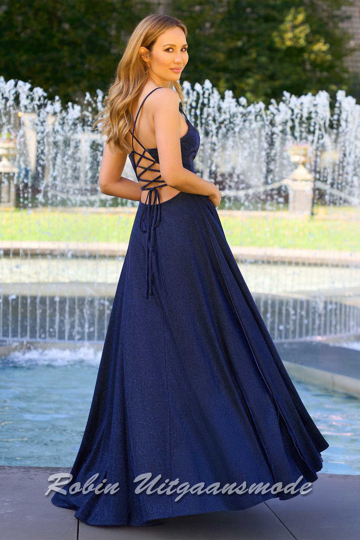 Lage rug met vetersluting van de navy blauwe Glitter galajurk met split, waterval halslijn
