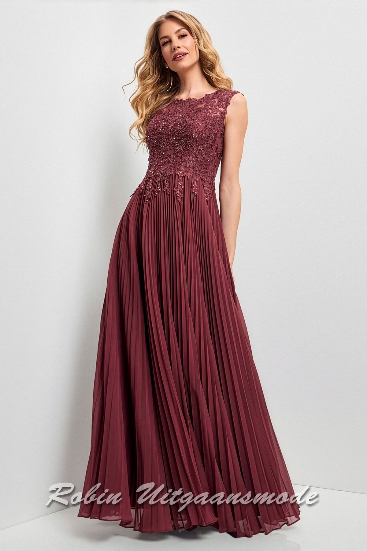 Deftige steenrode avondjurk met kanten lijfje, boothalslijn, blote schouders en een chiffon plissé rok met lengte tot op de grond