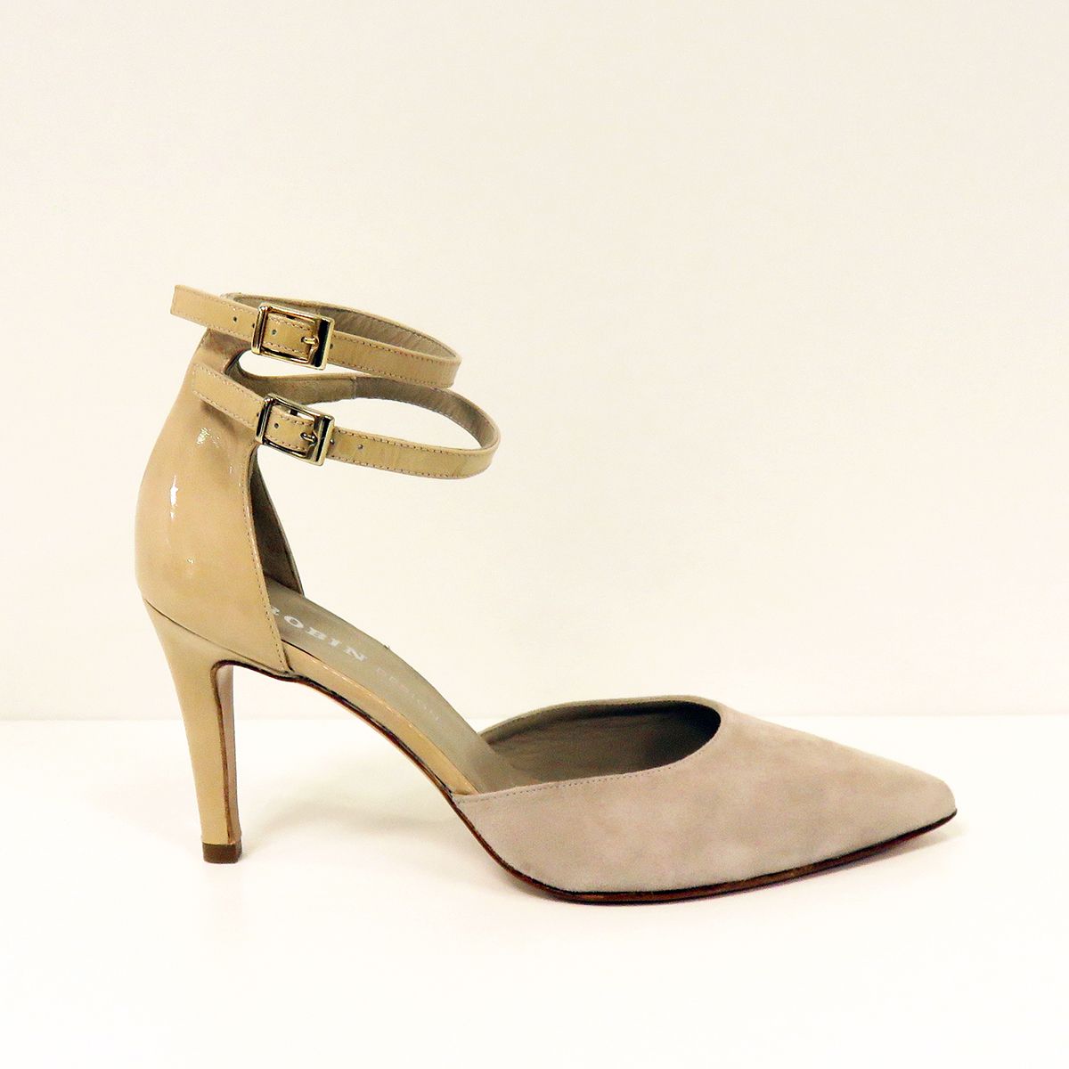 Nude-roze pumpschoenen met dubbele enkelbandjes, zijkant