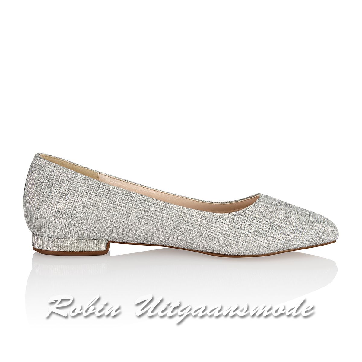 Zijkant van de zilveren Comfortabel gesloten ballerina in metallic kleuren