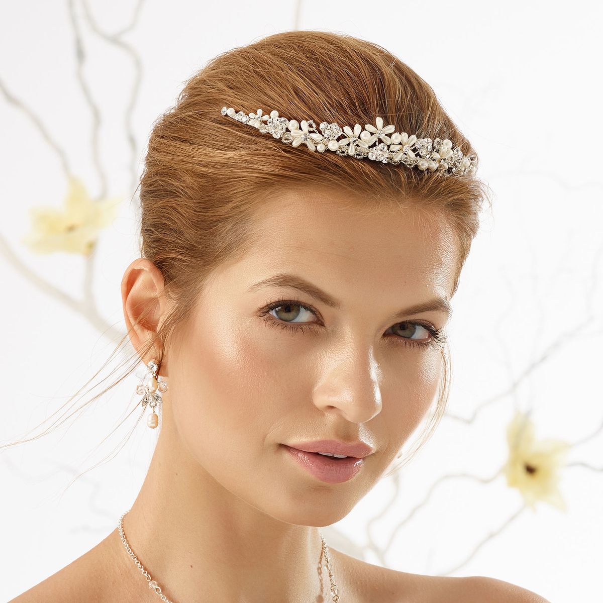 Bruid diadeem met strass en bloemetjes in parelvorm