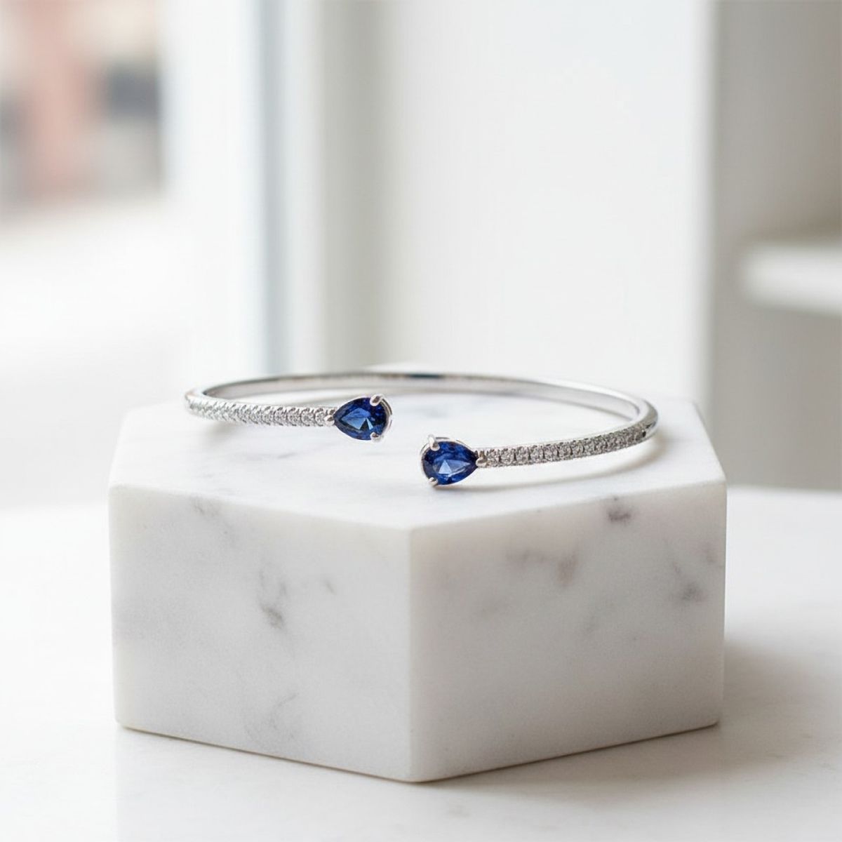 Fijne armband met saffierblauwe kristallen, op een standaard