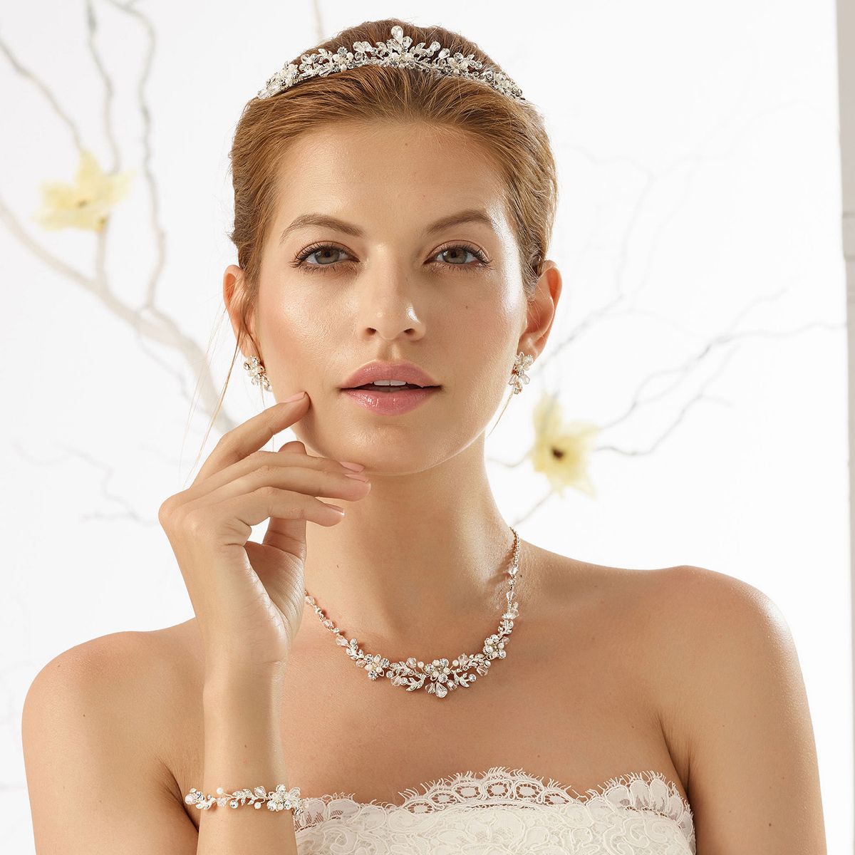 Strass sieraden set van ketting, armband en oorbellen voor de bruid