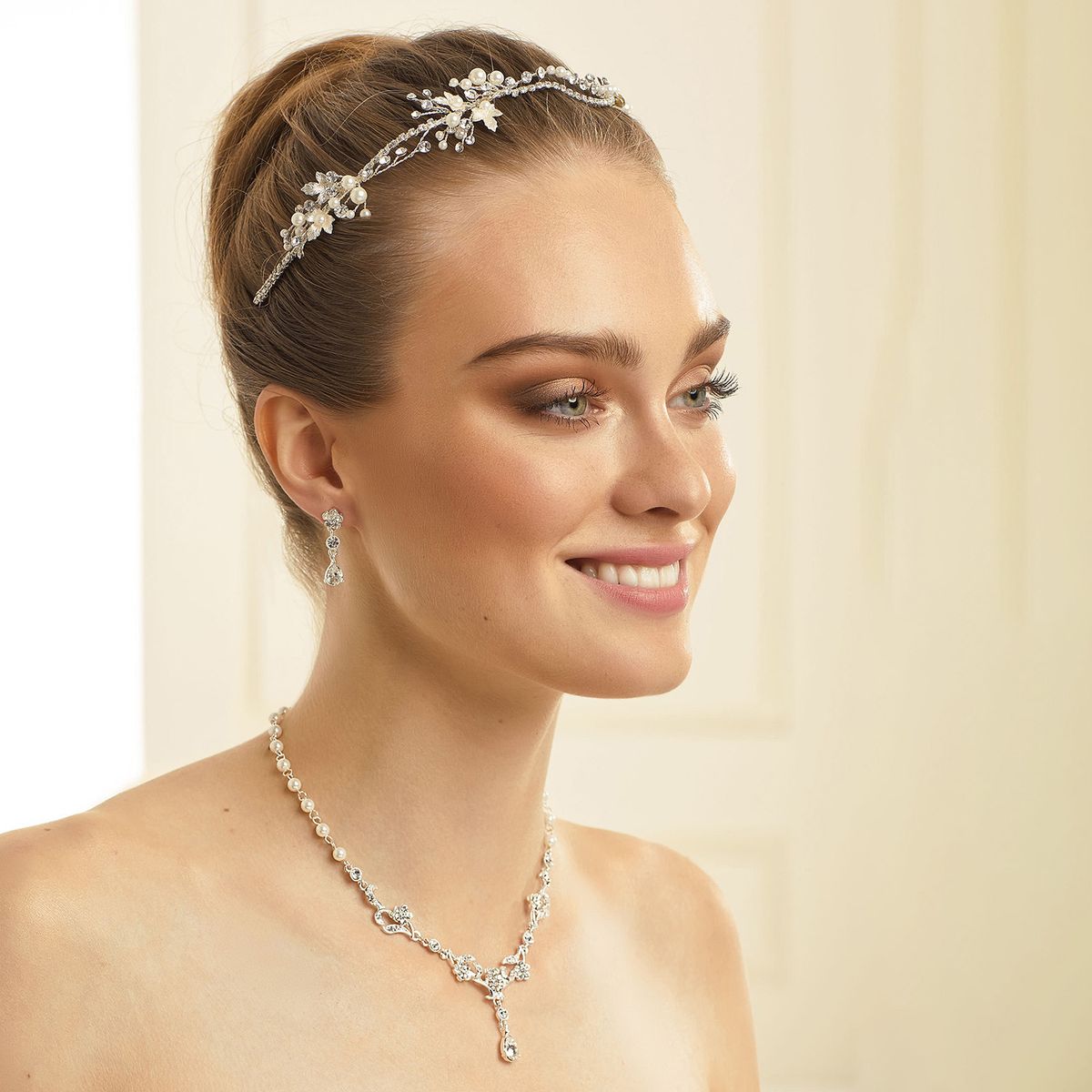 Sieraden set van ketting en oorbellen met parels en strass