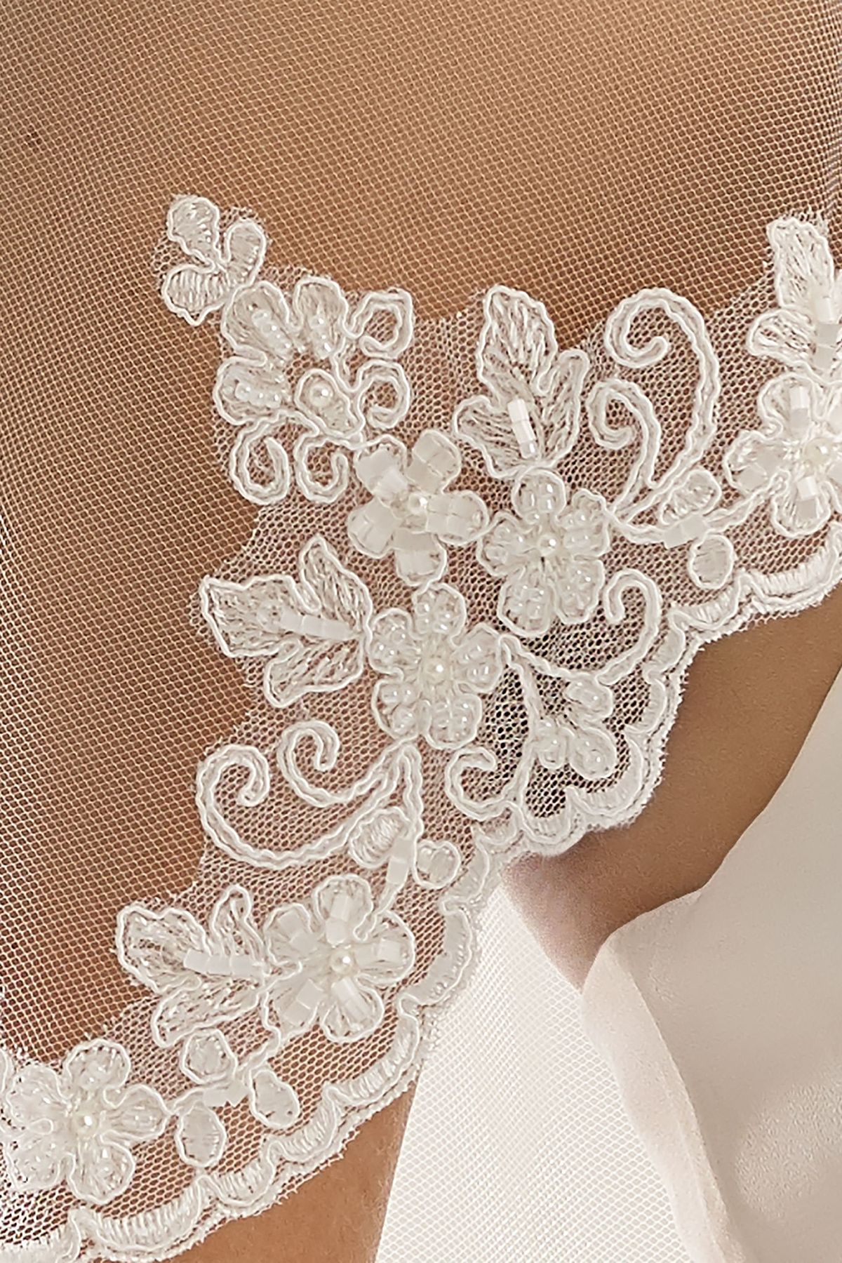 Enkellaags sluier van diamond tule met een kanten rand, detail