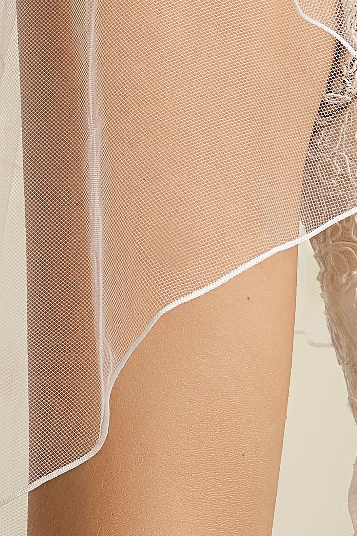 Mooie soft tule sluier met fijne lockrand in enkellaags uitvoering, detail