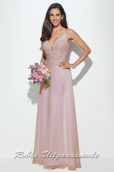 Lange lichtroze avondjurk met glitterlijfje, chiffon rok en V-hals