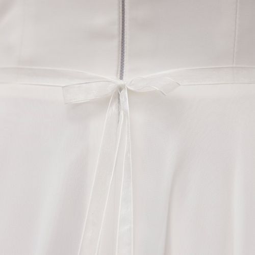 Organza bruidsriem versierd met zirkonia kristallen, gedragen op een trouwjurk