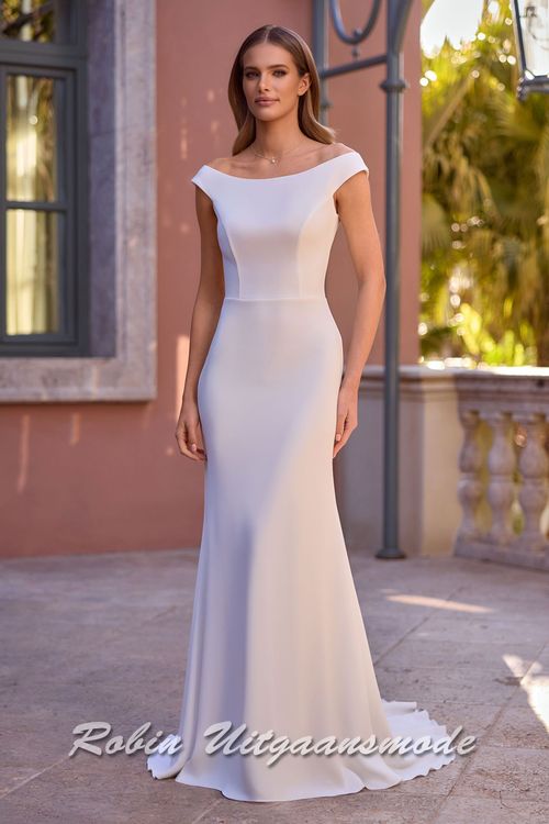 Rechte trouwjurk met off-shoulder halslijn, in een aansluitende model, met lange rok en sleep