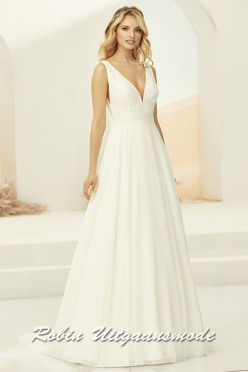 A-lijn trouwjurk met lange chiffon rok, het kanten lijfje heeft een illusie diepe V-hals en rugdecolleté.