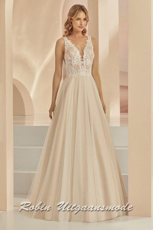 Bruidsjurk met illusie diepe V-hals, kanten lijfje en soft-tule rok met kleine sleep