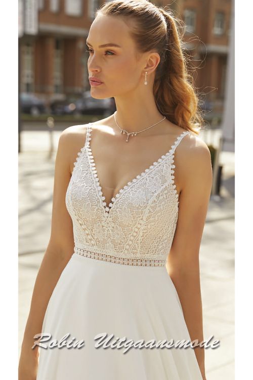 Close up van het lijfje van de A-lijn trouwjurk met kanten lijfje, rugdecolleté, smalle bandjes en chiffon rok