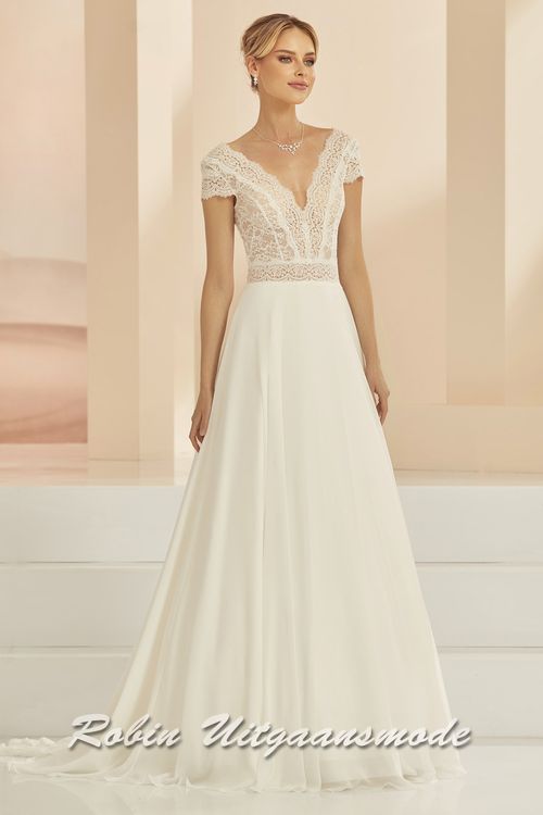 Trouwjurk met kanten lijfje, kapmouwtjes en V-halslijn