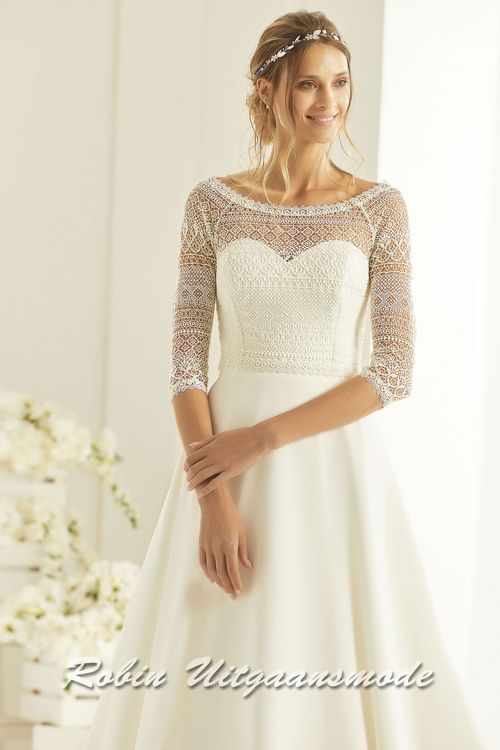 Close-up van de Eenvoudige trouwjurk met strapless lijfje en A-lijn rok